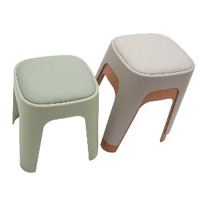 שרפרף ישיבה מעוצב מפלסטיק עם ריפוד