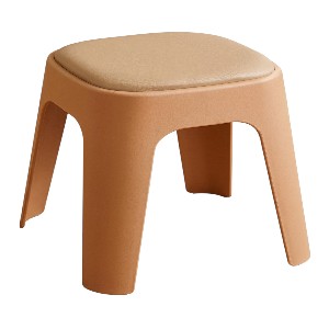 שרפרף ישיבה מעוצב מפלסטיק עם ריפוד